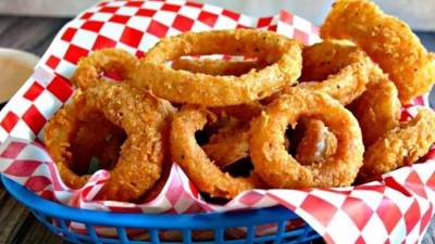 حلقات البصل المقرمشة المقلية الجاهزة بين يديكي