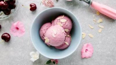أيس كريم الكرز بالحليب لترطيب الجسم من حر الصيف
