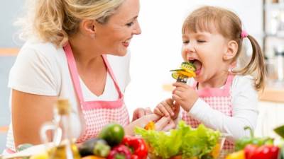 نصائح للتعامل مع الطفل الذي يصعب دفعه لتناول الطعام