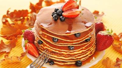 البان كيك بالشوفان بدون بيض وقدميها مزينة باللبن الزبادي والفواكة