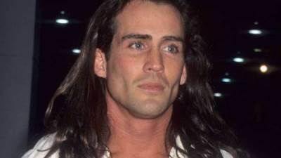 وفاة بطل "طرزان" في تحطم طائرة