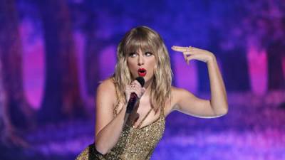 تايلور سويفت وديبيكا بادكون بنفس الفستان على السجادة الحمراء .. ايهما أجمل؟