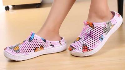 اللون الوردي يسيطر على موضة أحذية صيف 2021