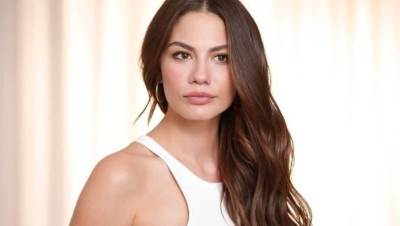  ديميت اوزديمير تخطف الأنظار بالأصفر المشجر