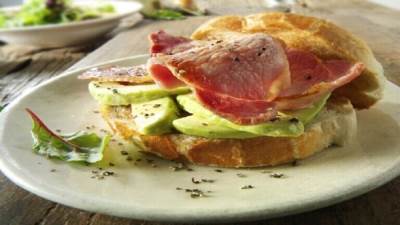 ما الأطعمة التي ينبغي تجنبها في وجبة الفطور؟