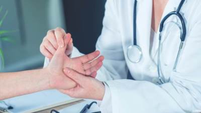 4 علامات على يديك تشير إلى الإصابة بالقاتل الصامت