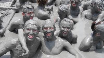 فوائد حمام الطين وكيف يستخدمه مشاهير الهند؟ 