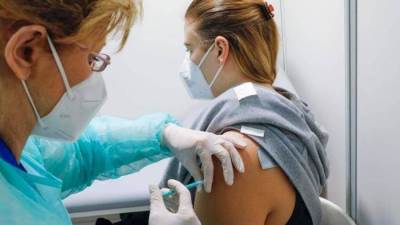 طبيب روسي يكشف حقيقة الإصابة بالعقم بعد التطعيم