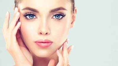 ماء الورد للقضاء على الهالات السوداء والانتفاخ تحت عينيك