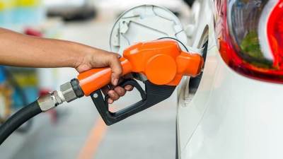 عادات سيئة عند تفويل سيارتك تكلفك المئات كل عام