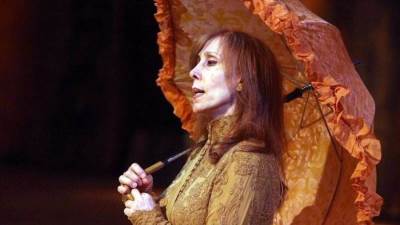 شاهدي أحدث صورة للفنانة العظيمة فيروز مع ابنتها