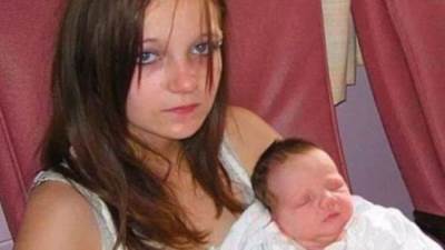 الكشف عن أصغر أم في تاريخ بريطانيا بعد ولادة طفلها