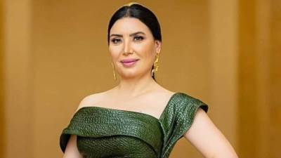 عبير صبري تستمتع بإجازتها الصيفية بتناول البطيخ