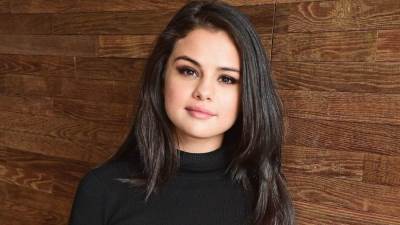 لحفلات الصيف .. فساتين السهرة الساتان على طريقة سيلينا جوميز