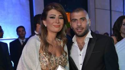 زوجة عماد متعب تثير الجدل بفستان مكشوف