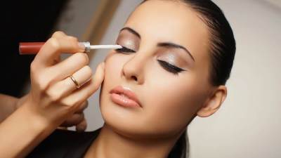 12 خطوة أساسية لمكياج ثابت فى نهار الصيف .. طبقيها