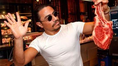 شيف تركي شهير يثير جدلا بعد عرضه صخرة للبيع بمليوني دولار