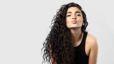 طرق طبيعية لفرد الشعر المجعد .. جربيها