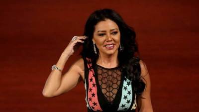 من أمام البحر .. رانيا يوسف تخطف الانظار بالاحمر 