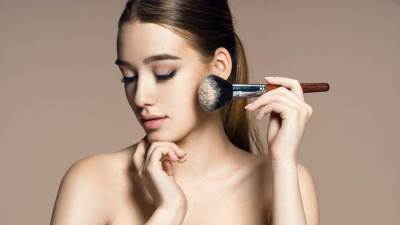 مجموعة مدهشة من بودرة التثبيت تخلصك من اللمعة المزعجة للبشرة