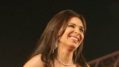 الراقصة دينا تخطف القلوب بإطلالة محتشمة