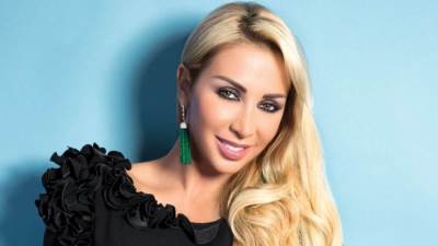 جويل مردينيان تخطف الأنظار من داخل المطار