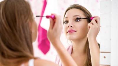 للفتيات .. اتعلمى حيل مكياج للوك بسيط ومميز قبل دخول الجامعة