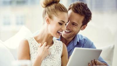 5 علامات بتقولك إنه بيحبك بس بينكر ويكابر