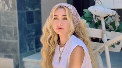 هنا الزاهد تتألق بإطلالة جريئة وشعرمبلل وكاش مايوه