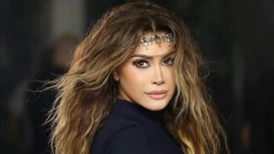 بالاصفر .. نوال الزغبي تتألق علي البحر 