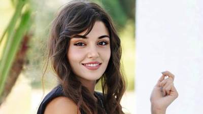 هاندا أرتشيل تبرز أنوثتها بإطلالة ناعمة