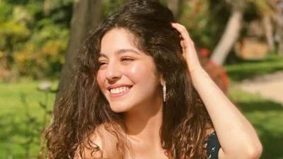  بفستان لامع .. مايان السيد تثير الجدل بأنوثتها 