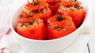 طريقة عمل محشى الطماطم بالدجاج