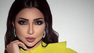 دنيا بطمة تخطف الأنظار من داخل حمام السباحة