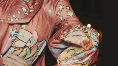 بالصور .. فساتين بنقوش فريدة لترتديها هذا الخريف