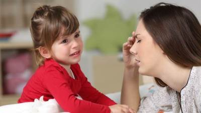 5 عبارات طفلك محتاج يسمعها لبناء ثقته بنفسه