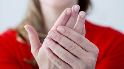 يداك باردة صيف شتاء .. تعرفي على الأسباب ومدى خطورة ذلك