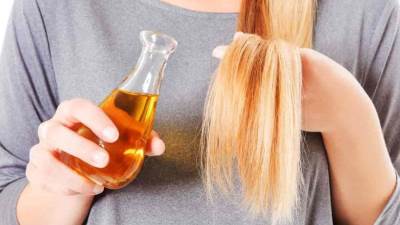 اعرفى الطريقة الصحيحة لاستخدام الزيوت الطبيعية فى العناية بالشعر