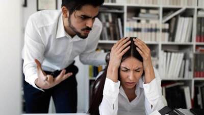 4 علامات بتقول إنك بتتعامل مع شخص متسلط