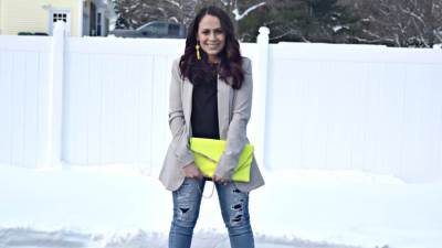 أفكار عشان تلبسى الجينز البوى فريند مع الملابس الشتوية .. جربيها