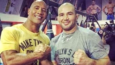 ذا روك يهنئ جلوفر تيكسيرا بلقب بطل العالم في UFC .. تعرف على التفاصيل