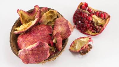 فوائد قشر الرمان للشعر