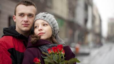 نوفمبر شهر الوقوع فى الحب .. إيه سر الأسطورة الأشهر على السوشيال ميديا؟