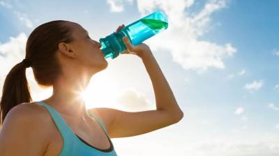 تعرفي على أضرار تناول كمية صغيرة من الماء .. أهمها ضباب الدماغ