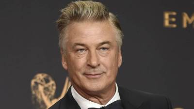 أليك بالدوين يقترح حضور الشرطة خلال تصوير أعمال تستخدم فيها أسلحة .. إليك التفاصيل