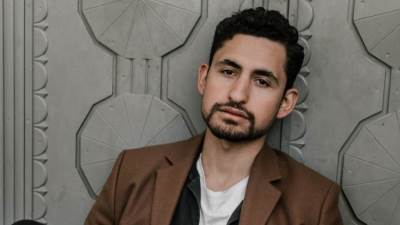 ممثل مصري يفوز بجائزة أفضل ممثل فى حفل جوائز البافتا .. تعرفي عليه