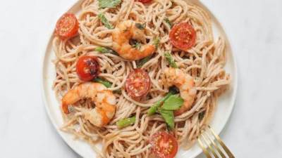 طاجن المكرونة بالجمبرى والوايت صوص