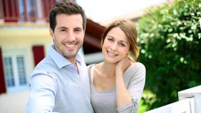 ملامسات رومانسية بين الزوجين ومعنى كلّ منها .. تعرفي عليها