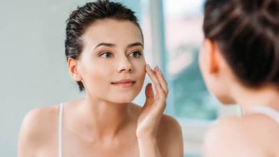 عادات تضر بصحة البشرة وتصيبك بالشيخوخة المبكرة .. تجنبيها