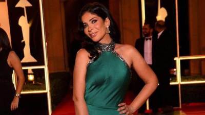 منى زكى تخطف الأنظار بأنوثتها برفقة أحمد حلمى